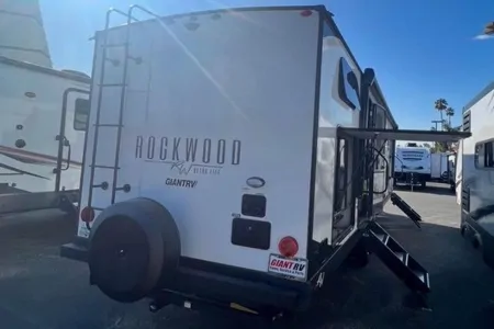 Tommy's Forest River Rockwood ultra light 2911BS Travel Trailer