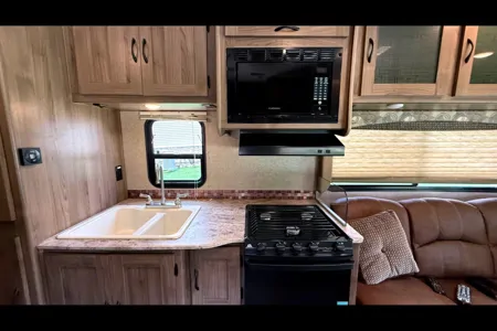 Coachy – Your Spring & Summer Escape (No Prep or Pet Fees)