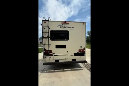 Coachy – Your Spring & Summer Escape (No Prep or Pet Fees)