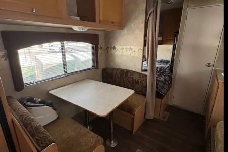 Family-Friendly Thor Wave 29BHS Travel Trailer – Comfort & Convenience on the Road!
