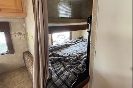 Family-Friendly Thor Wave 29BHS Travel Trailer – Comfort & Convenience on the Road!