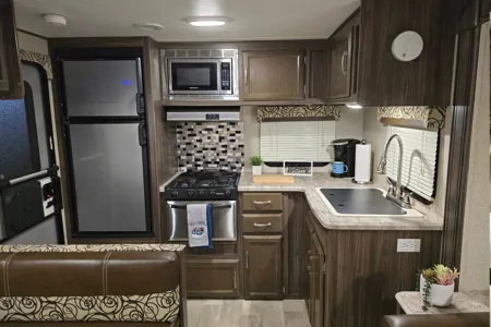 Coachmen Apex Ultra-Lite / Power Inverter & Generator / Starlink Equipped!