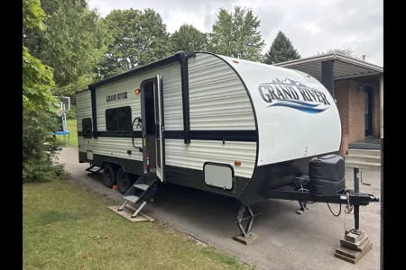 Leandro's Grand River 25BH Travel Trailer