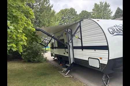 Leandro's Grand River 25BH Travel Trailer