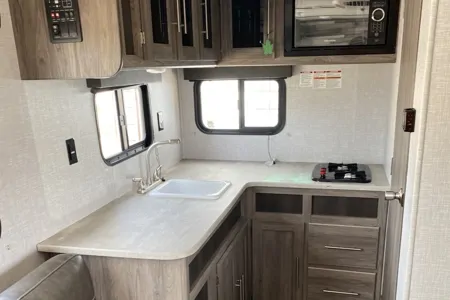 Jake's Crossroads Zinger lite 18r Travel Trailer