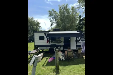 Jake's Crossroads Zinger lite 18r Travel Trailer