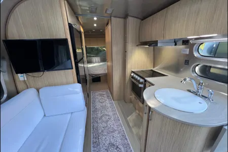 Luxury Airstream Flying Cloud 25FB