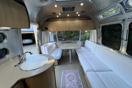 Luxury Airstream Flying Cloud 25FB