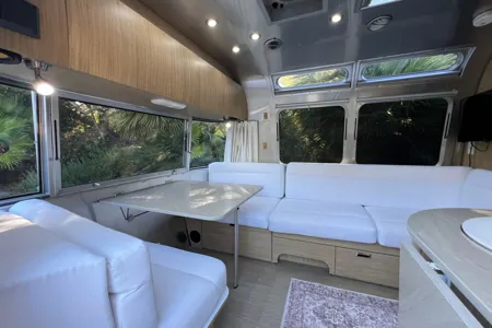 Luxury Airstream Flying Cloud 25FB