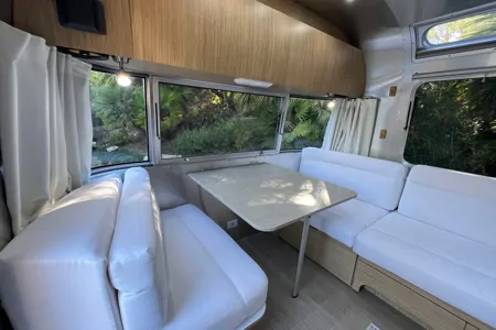 Luxury Airstream Flying Cloud 25FB