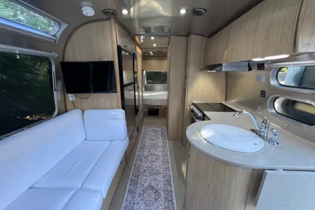 Luxury Airstream Flying Cloud 25FB