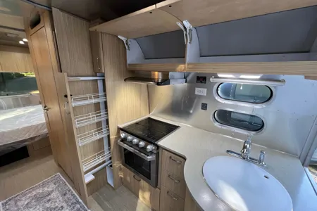 Luxury Airstream Flying Cloud 25FB