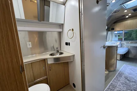 Luxury Airstream Flying Cloud 25FB