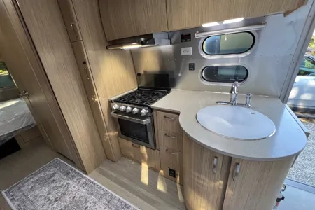 Luxury Airstream Flying Cloud 25FB