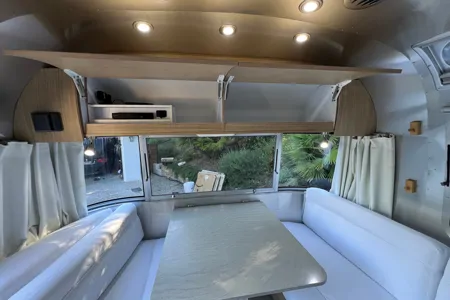 Luxury Airstream Flying Cloud 25FB