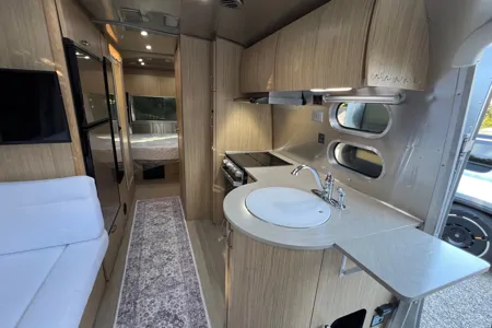 Luxury Airstream Flying Cloud 25FB