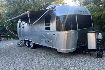 Luxury Airstream Flying Cloud 25FB