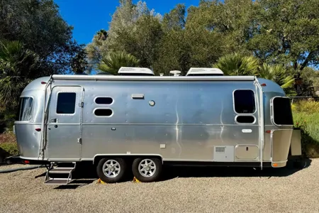 Luxury Airstream Flying Cloud 25FB