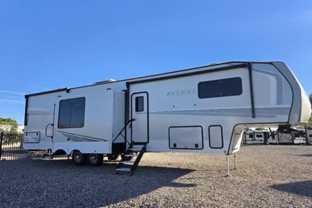 Retreat Alliance RV Avenue 38DBL Fifth Wheel