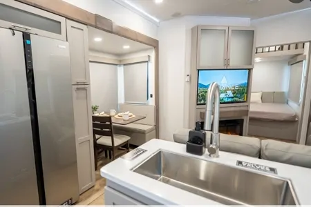 Retreat Alliance RV Avenue 38DBL Fifth Wheel