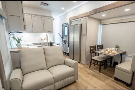 Retreat Alliance RV Avenue 38DBL Fifth Wheel