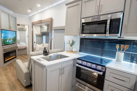 Retreat Alliance RV Avenue 38DBL Fifth Wheel