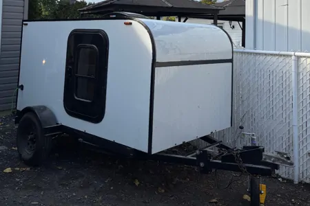 Spacious Square-Drop trailer with a small kitchen