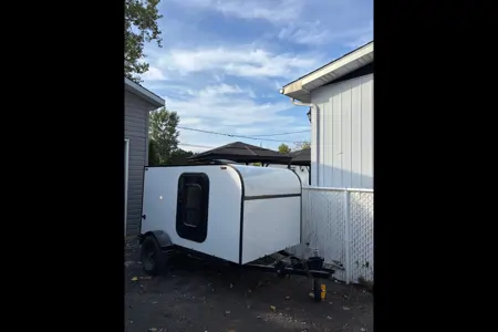 Spacious Square-Drop trailer with a small kitchen