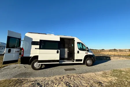 Luna Sea Adventure Van -Heat/AC- Dog Friendly/Fully Stocked