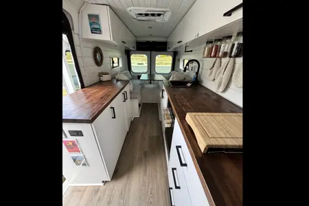 Luna Sea Adventure Van -Heat/AC- Dog Friendly/Fully Stocked