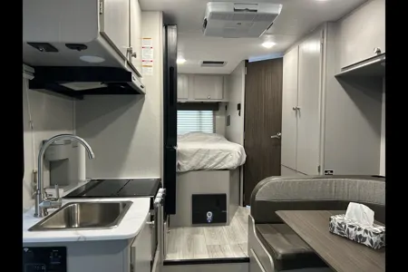 Jimmy Coachmen Freelander 21qss à essence Classe C