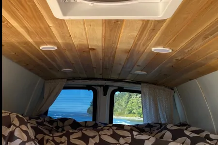 Wanda (Juan De Fuca) - Chevrolet Express 3500 Campervan