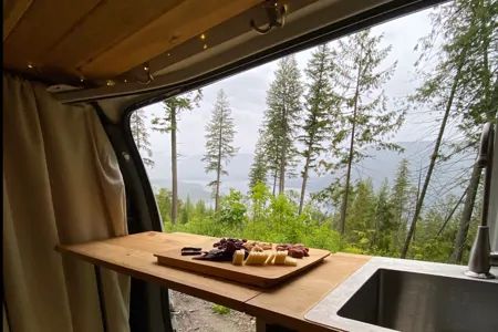 Wanda (Juan De Fuca) - Chevrolet Express 3500 Campervan