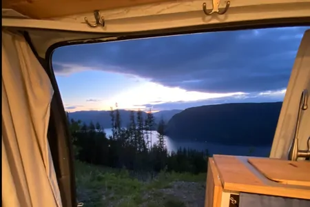 Wanda (Juan De Fuca) - Chevrolet Express 3500 Campervan