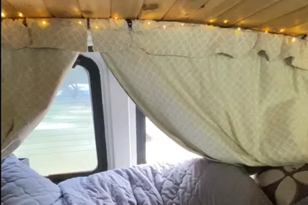 Wanda (Juan De Fuca) - Chevrolet Express 3500 Campervan