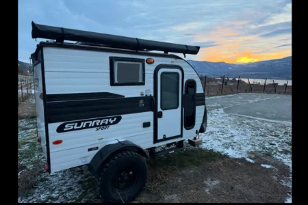 Izaak's Sunray sport 109 travel trailer