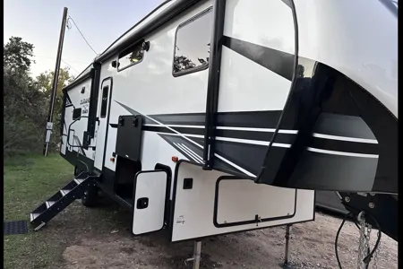 Glen’s KZ Durango half ton Fifth Wheel
