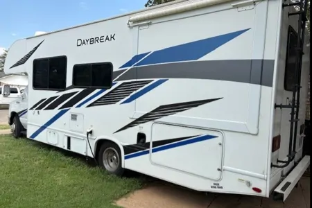 Dennis's Thor Motor Coach daybrack Class C