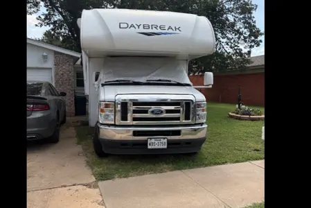 Dennis's Thor Motor Coach daybrack Class C