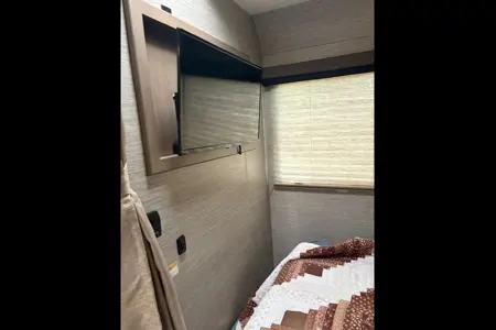 Dennis's Thor Motor Coach daybrack Class C