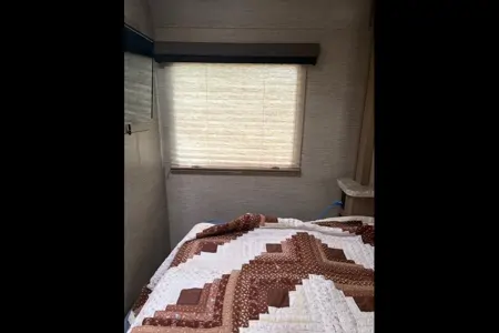 Dennis's Thor Motor Coach daybrack Class C