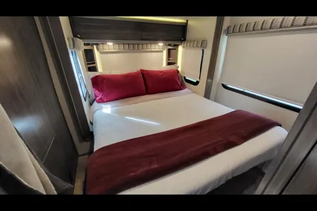 Henry & Linda's 2017 Winnebago Fuse 23T 