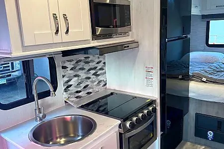 New Gulf Stream Conquest Class C 24ft. - FREE PRIVATE SHUTTLE - Layla-