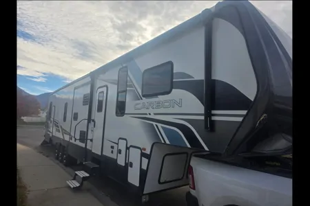 Katie's Keystone Carbon 418 Toy Hauler