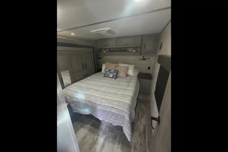 Katie's Keystone Carbon 418 Toy Hauler