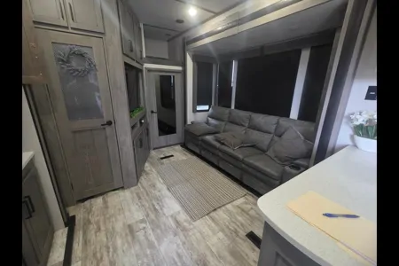 Katie's Keystone Carbon 418 Toy Hauler