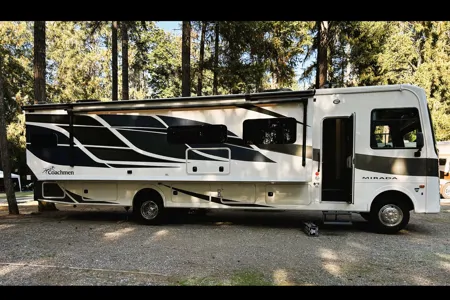 Wolf Den rentals-Coachmen Mirada Class A
