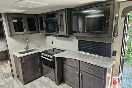 Happy Camper RV – 2022 Grand Design Transcend Xplor | Cozy & Clean, Sleeps 4