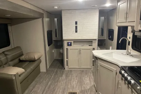 Kevin 's -tyler cruz Aurora  26bhs Travel Trailer