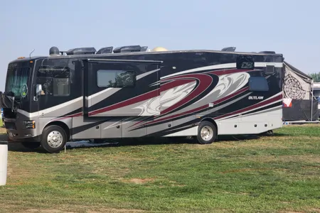 “The Outlaw Express” – Simple and Bold